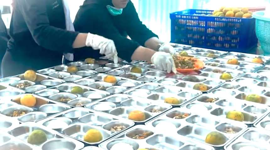 無償の給食プログラム開始